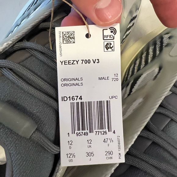 Yeezy 700 V3 Salt- Size 12.5 (Fits like 12) Brand New (Deadstock) - Picture 7 of 8